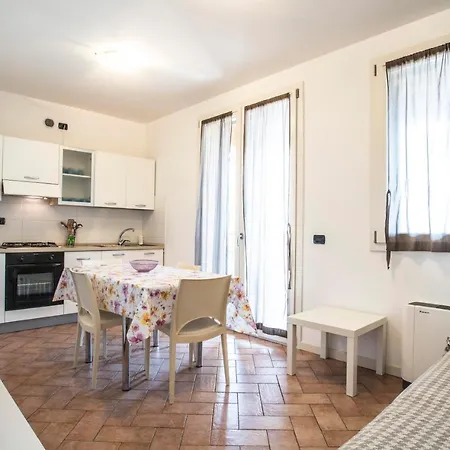 Karina Апарт-отель Moniga del Garda
