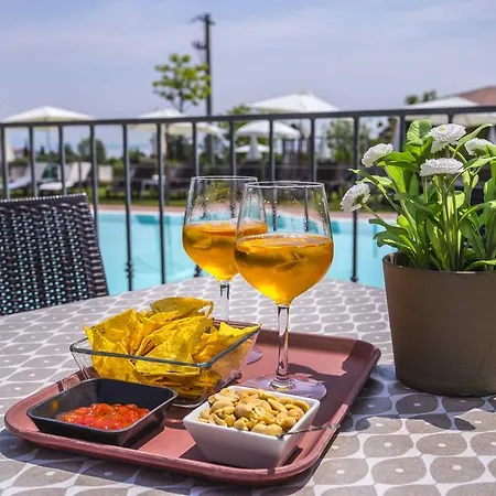 Karina Aparthotel 2*