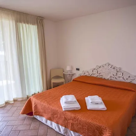 卡琳娜公寓式酒店 4* Moniga del Garda